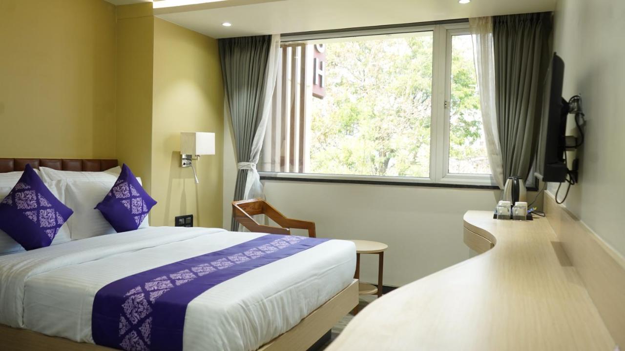 מלון Salabatpura Purple Beds By Vits Dwarkesh, Surat מראה חיצוני תמונה