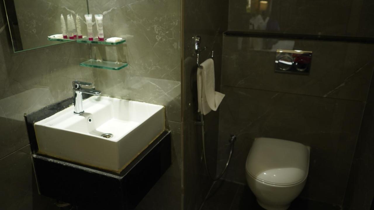 מלון Salabatpura Purple Beds By Vits Dwarkesh, Surat מראה חיצוני תמונה