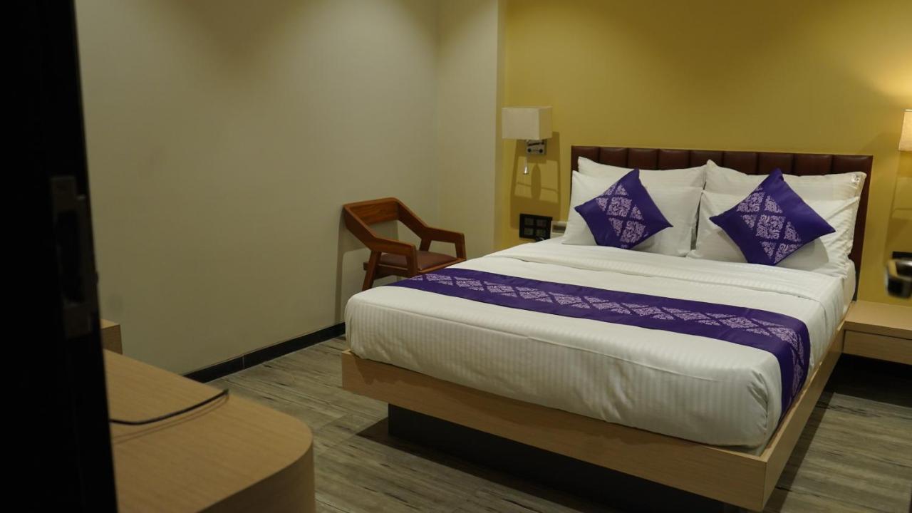 מלון Salabatpura Purple Beds By Vits Dwarkesh, Surat מראה חיצוני תמונה