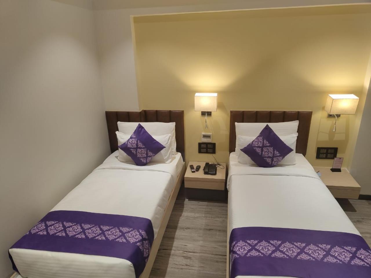מלון Salabatpura Purple Beds By Vits Dwarkesh, Surat מראה חיצוני תמונה