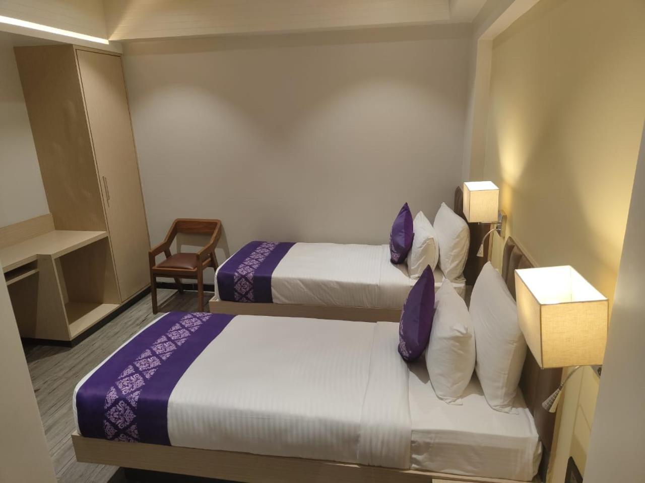 מלון Salabatpura Purple Beds By Vits Dwarkesh, Surat מראה חיצוני תמונה