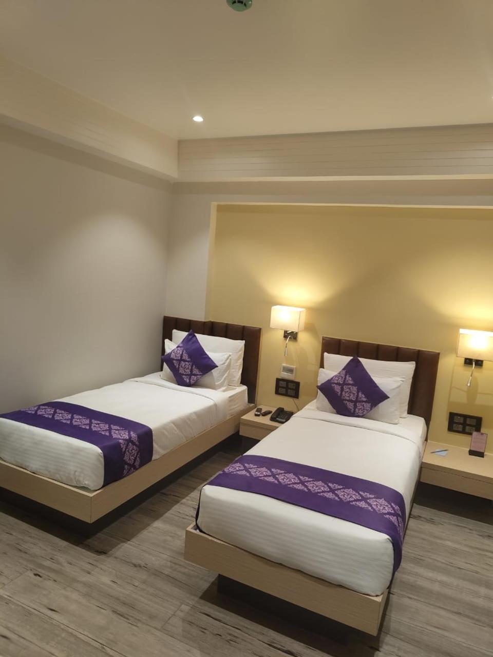 מלון Salabatpura Purple Beds By Vits Dwarkesh, Surat מראה חיצוני תמונה